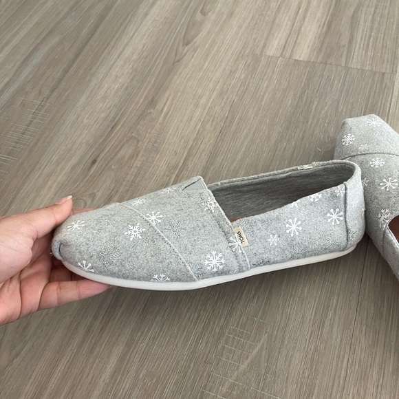 Toms Drizzle Gray Grey Embroidered Snowflakes Women's Classics - Picture 3 of 6